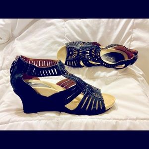 Earthies black suede size 10 sandals